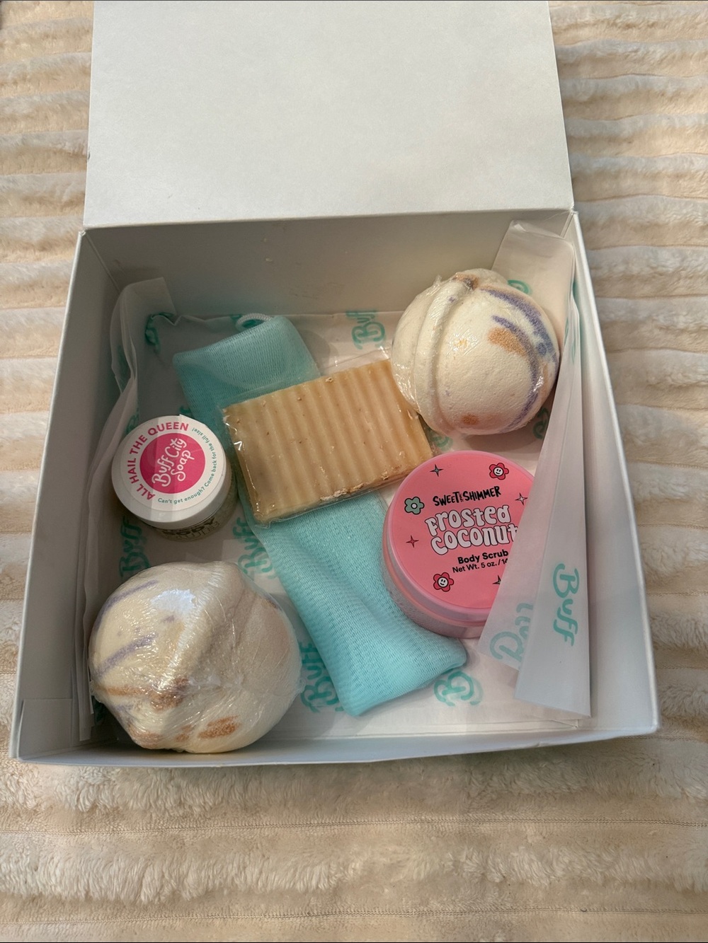Buff Frosted Coconut Bath Gift Set in Mint